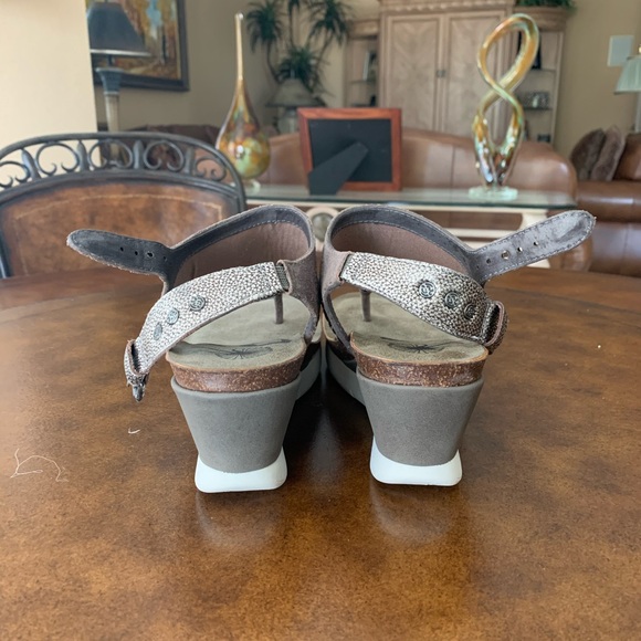 Shoes - Picture 4 of 6